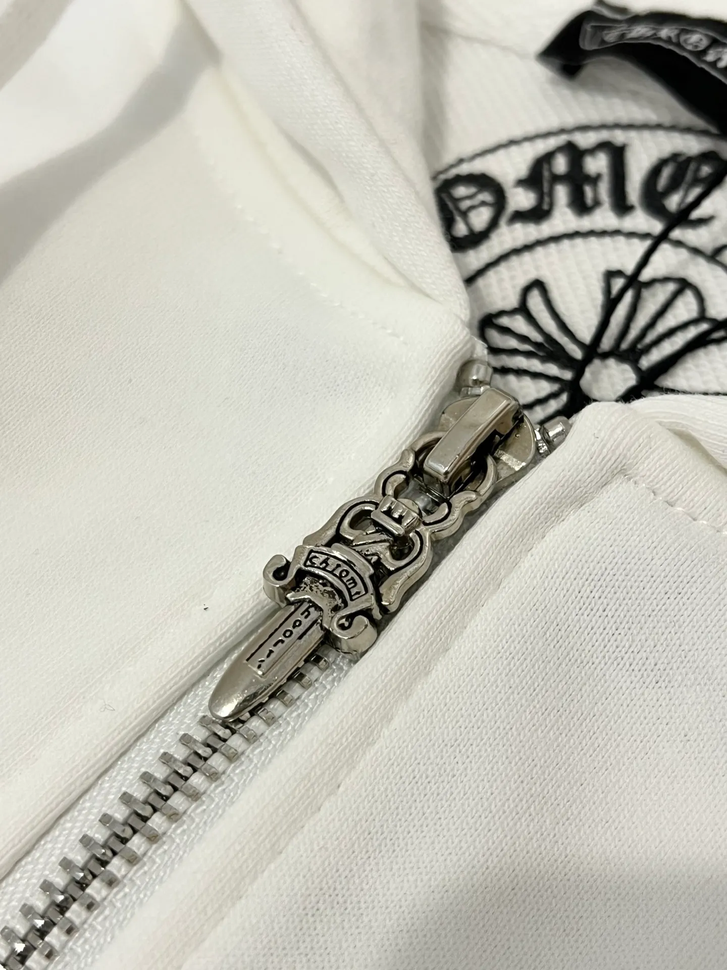 P360 Size: S/M/L/XL White/Black Unisex Chrome Hearts classic colorful horseshoe zipper sweatshirt jacket, customized fabric Sanskrit contrasting color Large and comfortable version The color combination is super nice! Full of high-end, so handsome, and a must-have, it’s worth buying!  ⚠️Washing method: For pure cotton products, please wrap the laundry bag inside out and machine wash quickly in cold water! ! Do not soak/wash in warm water!